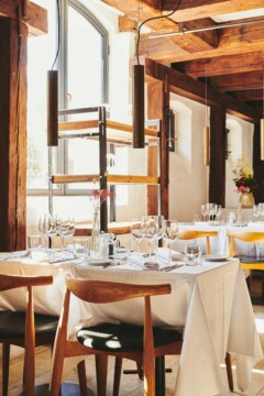 Et smukt opdækket bord på Il Rosmarino og solen der skinner ind