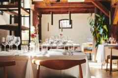 Restaurant i København klar til gæster med opdækkede borde