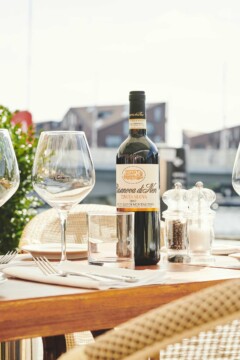 God rødvin på opdækket bord udenfor, på restauranten Il Rosmerino på Nyhavn
