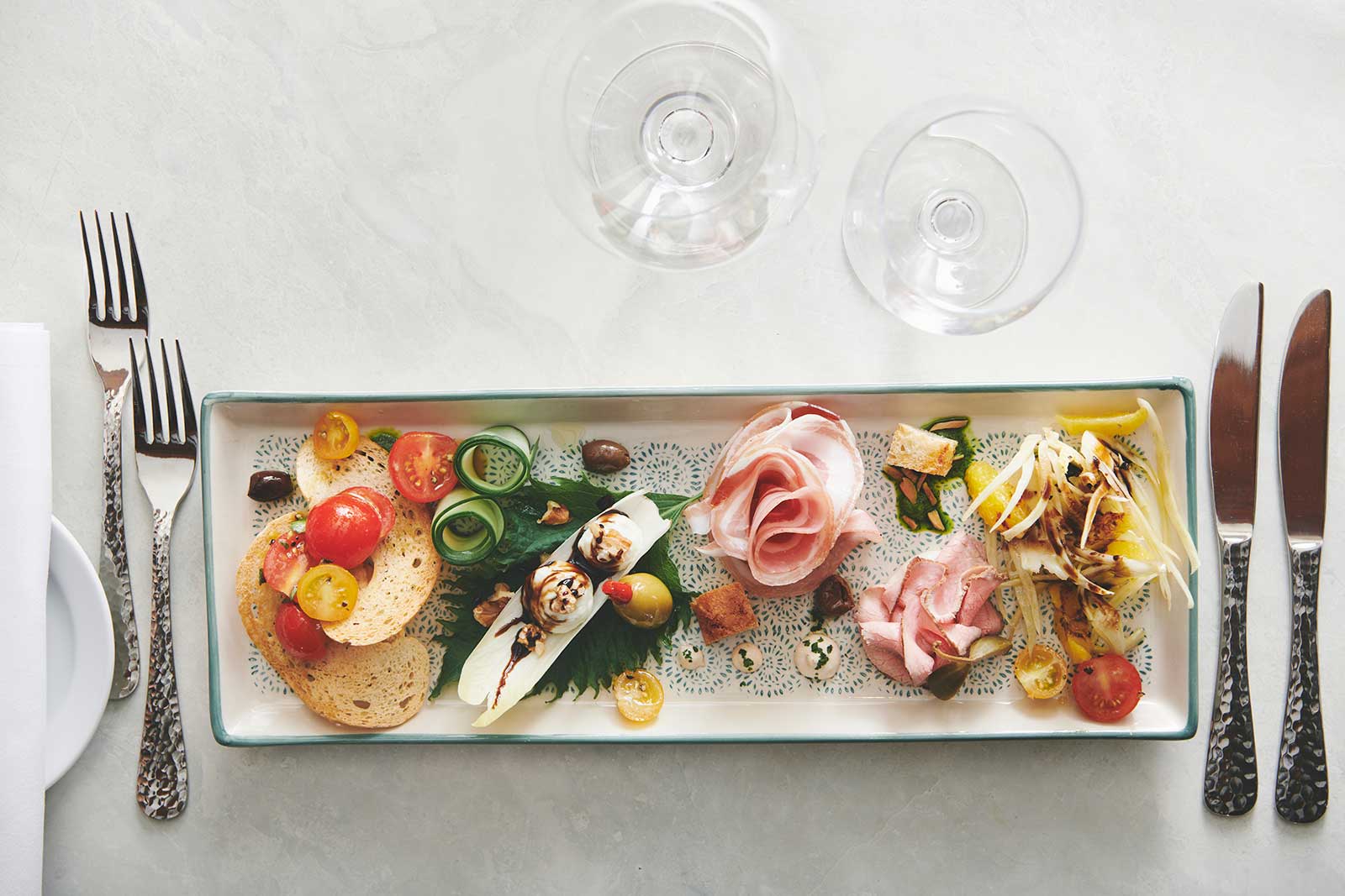 En smuk anretning af simpelt lækker mad på Il Rosmarino