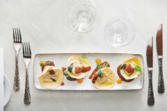 Italiensk gourmet mad anrettet smukt på et bord