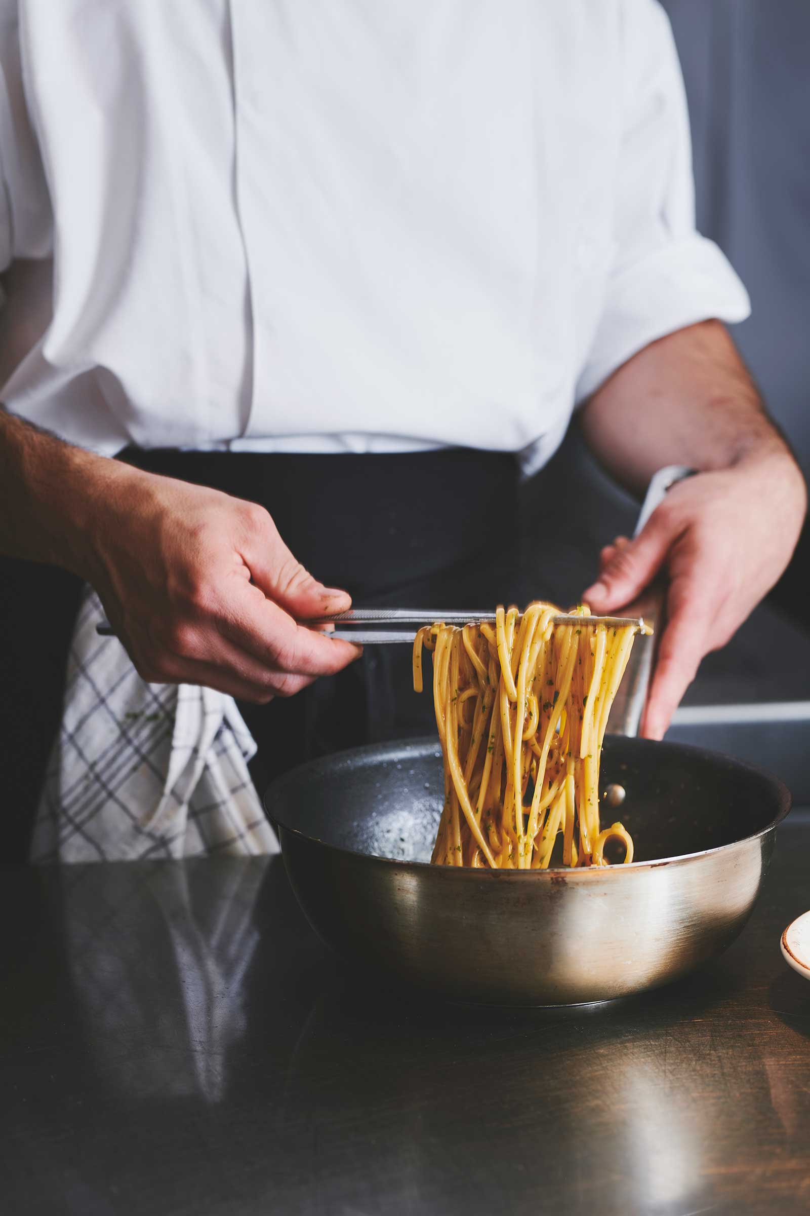 Kok der anretter italiensk pasta