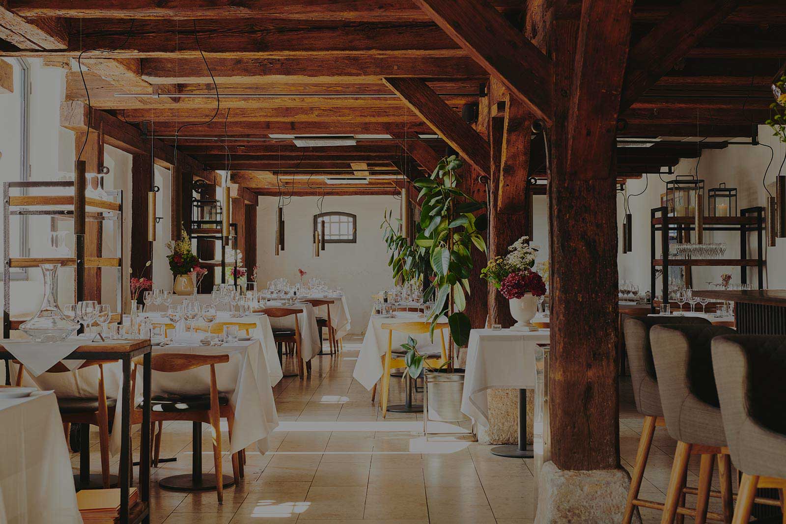 Restauranten Il Rosmarino og opdækkede borde